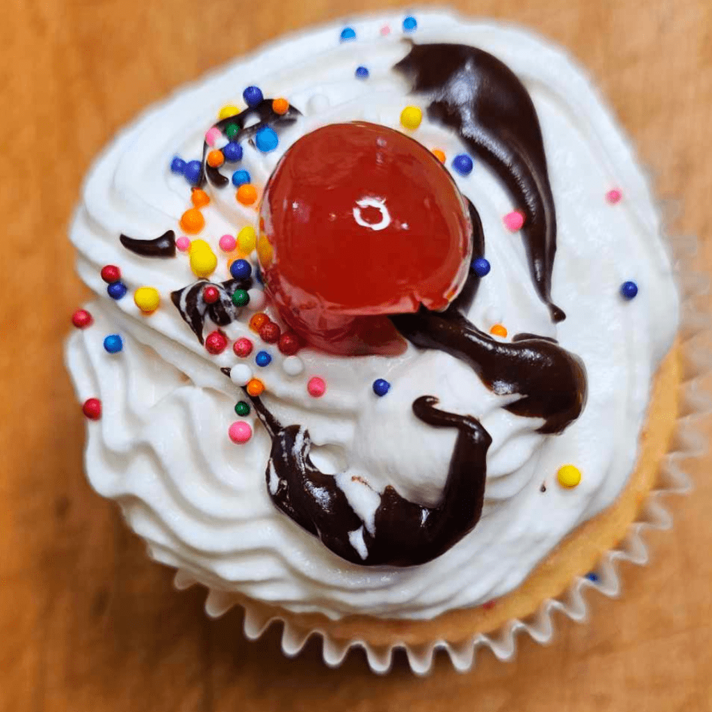 cherry-sundae-cupcakes